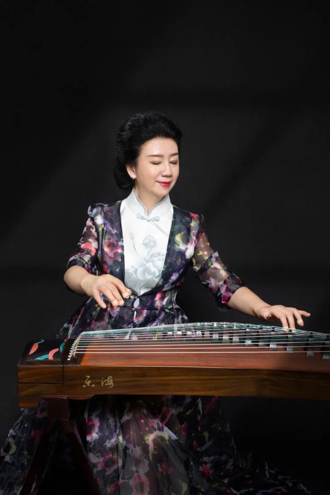 周望教授演奏教学40年以来培养众多古筝优秀演奏人才.