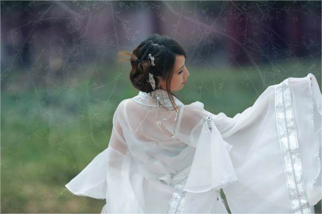 曾老三本来就是个傻胆大,一见如此心中大定,他往前一跨步,女鬼便立即