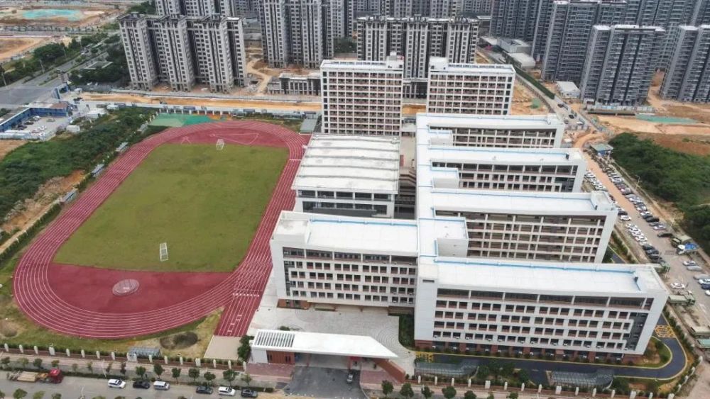 其中,在建学校项目 新阳西中学 该校位于马銮湾新城西片区,东孚南路