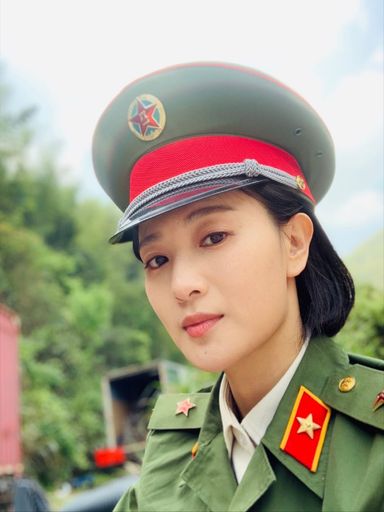 剧中女兵们的造型大多是身穿戎装笔挺站立敬礼的造型,但能把"肖红"演