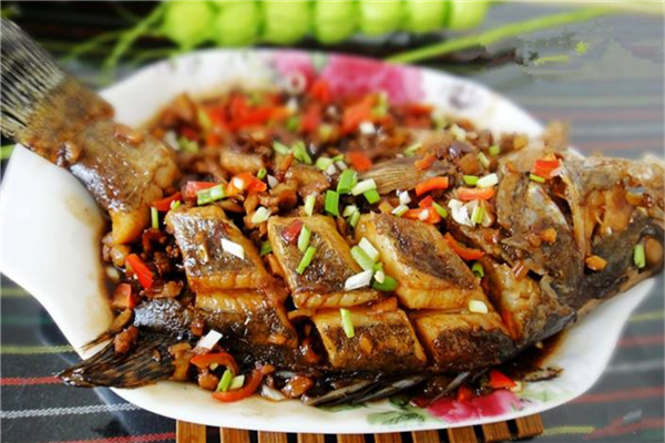 腌鲜鳜鱼蛏干烧肉是徽菜十大招牌菜之一,主要食材是猪肉和蔬菜配菜