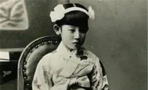 川岛芳子出生于1906年,恰好遇上清朝末年,中国局势动荡.