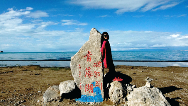 这座景区就是位于青海省西宁市附近的青海湖景区,作为世界上最大的