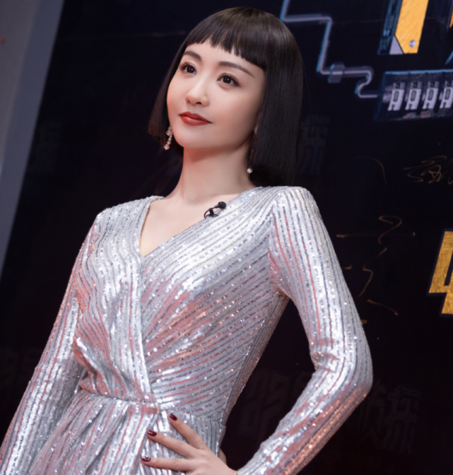 杨蓉短发造型超惊艳,穿一身亮片短裙,玲珑身材娇俏迷人