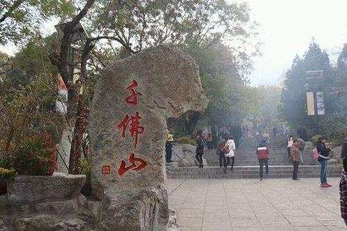 济南千佛山景区,拥有罕见的"大佛头",游客络绎不绝