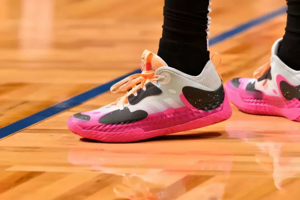 篮网球星哈登上脚 adidas harden vol.5 pe 这个配色是有市售的