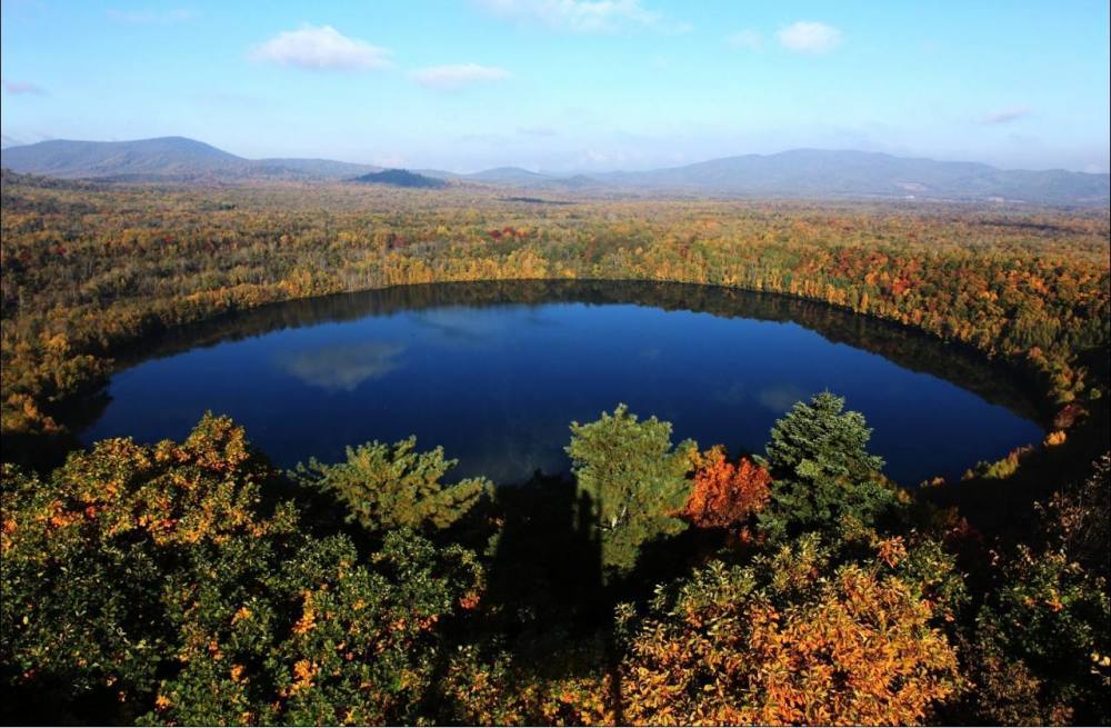 吉林白山湖景区,是登长白山的第一站,游客络绎不绝