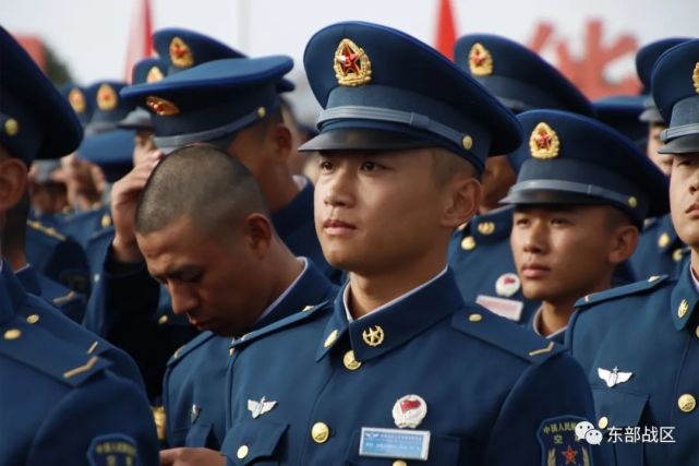 11月18日,东部战区空军某新训旅举行新兵授衔暨宣誓仪式,数百名新兵向