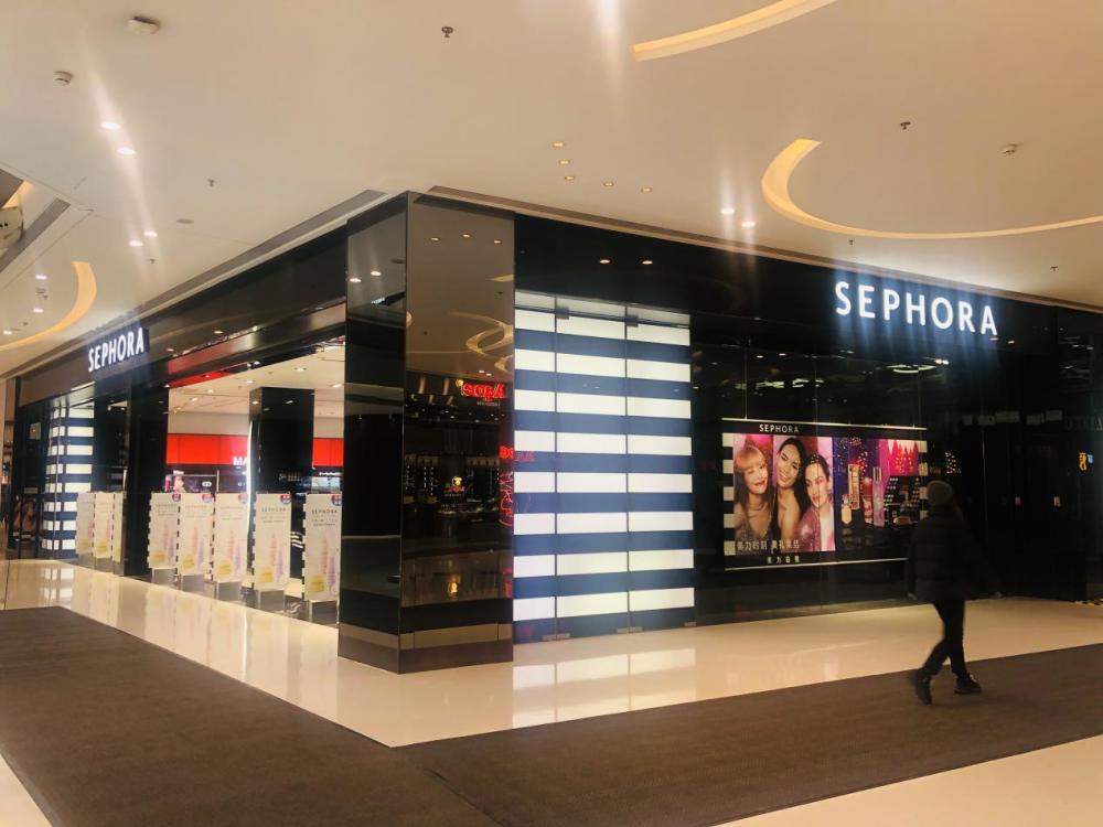 位于铁西万象汇北门入口处的sephora丝芙兰门店/李从容摄