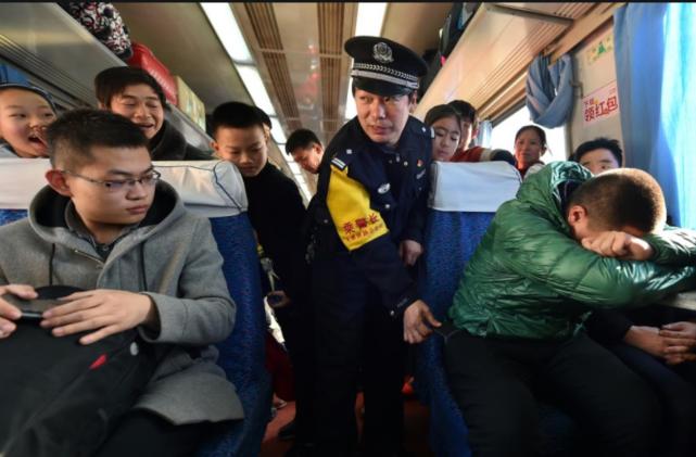 网络图片11月10日,在包头开往杭州的z281次列车上,一名外籍旅客匆忙