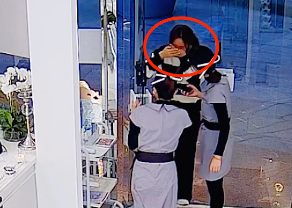 沈梦辰脸部直直撞向玻璃门手捂通红面部疼痛到停止走路扶墙