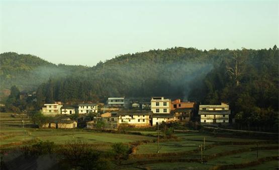 从隘前,麻子坳到大柏地是一个南北走向的峡谷,长约10里,人烟稀少,两侧