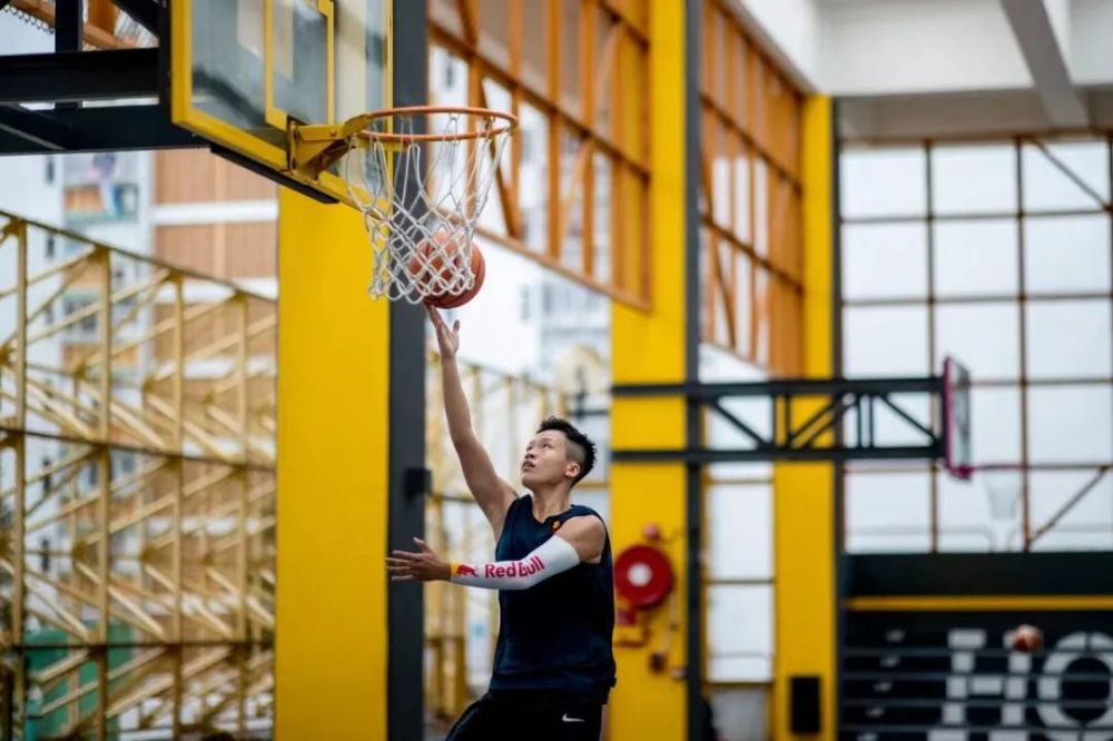 俱乐部介绍过来试训的,其实她来之前我们已经签约了台湾球员陈晏宇