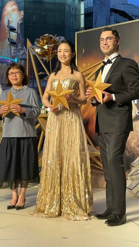 林依晨产后首露面出席活动身着金色长裙笑容甜美可爱