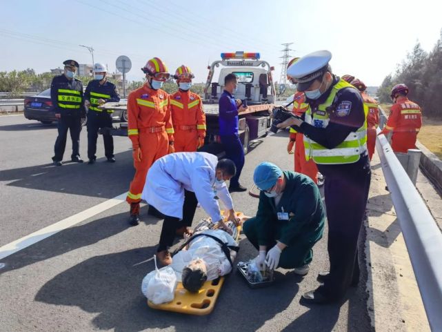 车没电了叫救援多少钱_车救援电话_绿色救援车