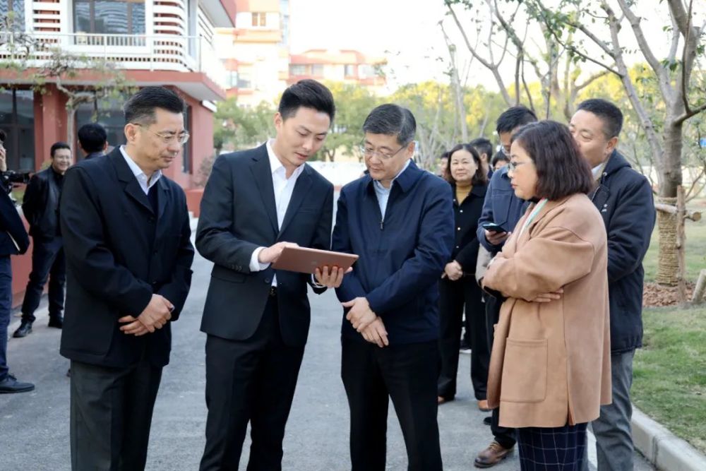 福民,区融媒体中心副主任侯晓钢,街道领导王咏梅,陶乐慧,沈磊,胡益红