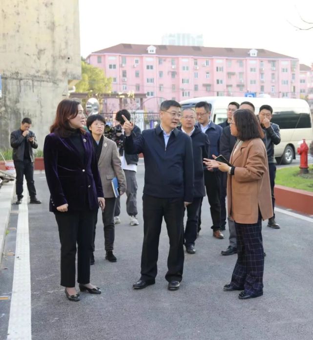 福民,区融媒体中心副主任侯晓钢,街道领导王咏梅,陶乐慧,沈磊,胡益红
