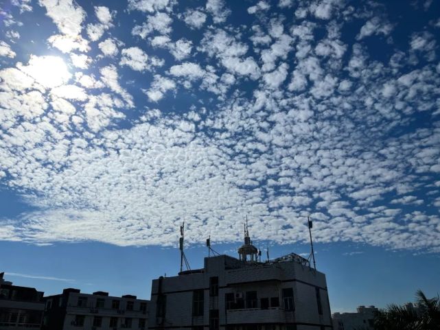 莆田天空惊现"阴阳云,蓝白平分半边天!