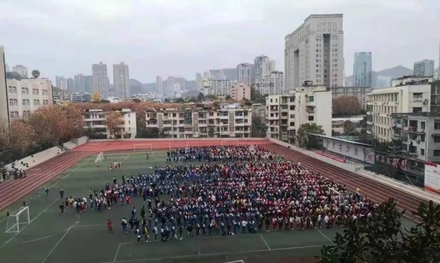 地震发生时,贵阳十八中所有任课老师带领班级学生按紧急疏散通道撤往