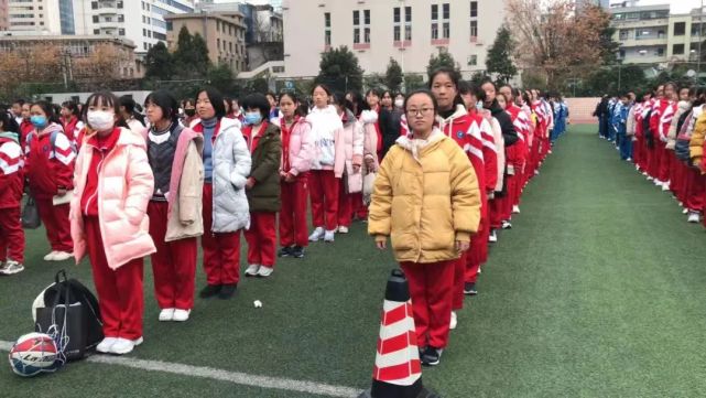 地震发生时,贵阳十八中所有任课老师带领班级学生按紧急疏散通道撤往