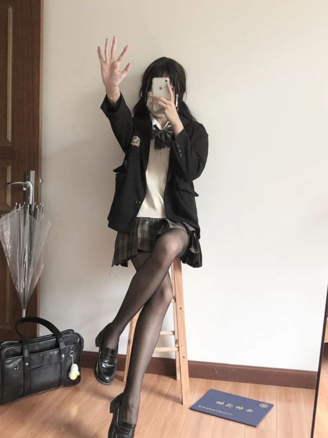 jk秋季搭配|向辣妹出发!黑丝配深格是开始哦