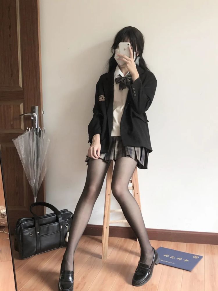 jk秋季搭配向辣妹出发黑丝配深格是开始哦
