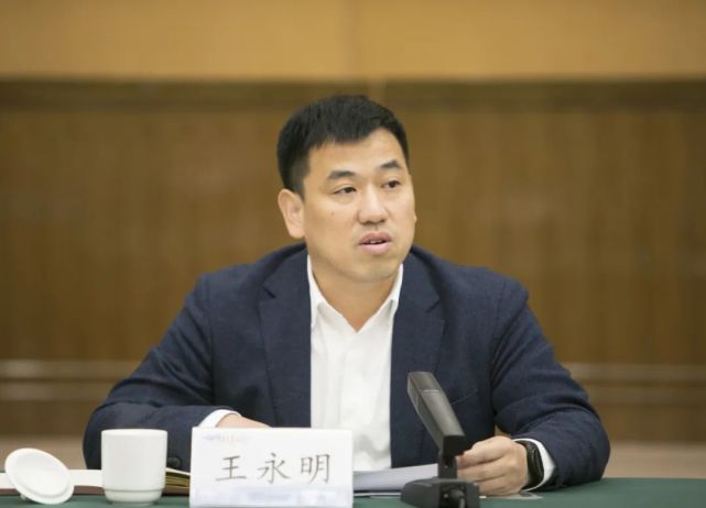 王永明表示完全拥护,坚决服从省委的决定,他说,接过常山县政府"接力