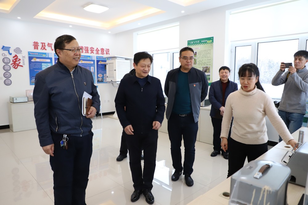 11月23日,双鸭山市政府副市长张传林一行来到市气象局,看望慰问全市