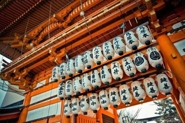 这座神社就是位于日本京都的八坂神社,虽然地址位于京都,但是实际上在