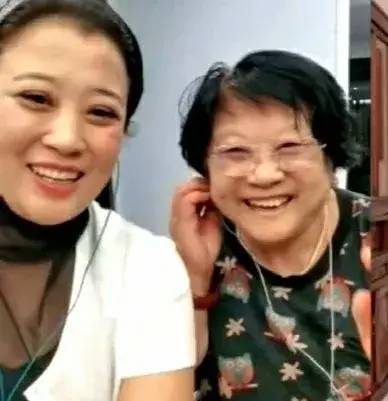 高秀敏不遗余力帮扶王洪梅,王洪梅演出前都去高秀敏墓