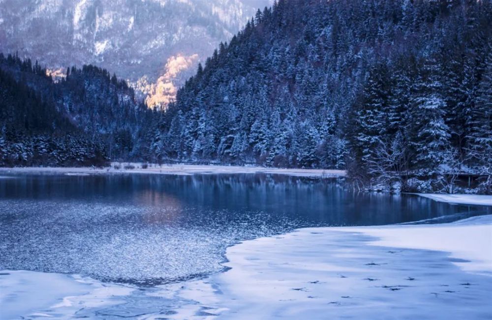 冬天的毕棚沟给人,也有着别样的美景,白雪飘洒在景区内岛红石滩