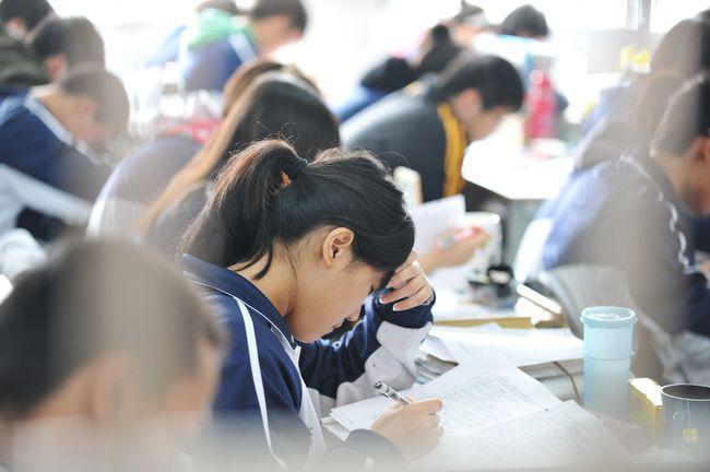 早干嘛去了学生课堂玩手机被停课15天家长欲举报学校