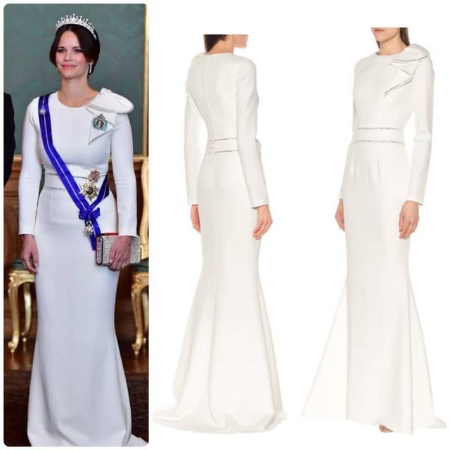 瑞典王后索菲娅穿着白色礼服，清纯高贵，生了三个孩子，腰身还很细