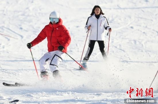 11月25日,沈阳体育学院白清寨滑雪场开门迎客,初,中级雪道开放.