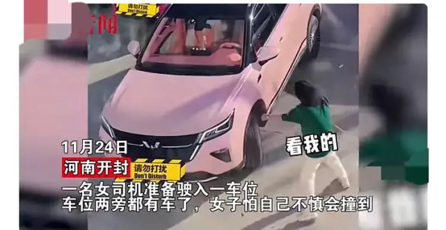 女司机不能熟练的倒车入位,却用另一招将车稳稳停入