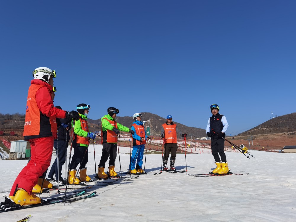 保定涞源七山滑雪场开板,16条滑雪道邀您参与冰雪运动