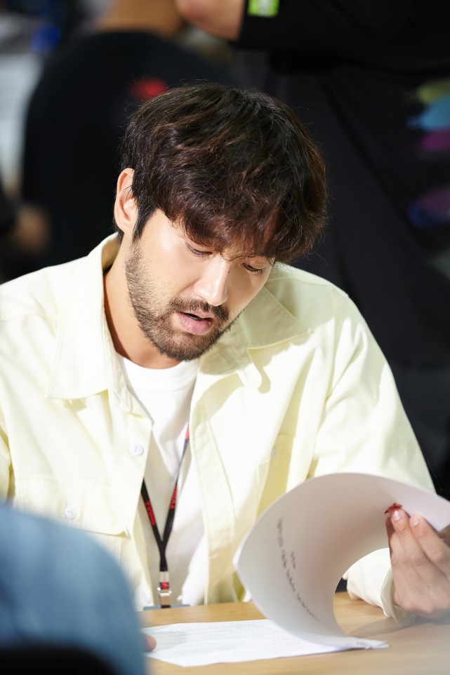 崔始源出演的电视剧《work later,drink now》今日(26日)迎来终映