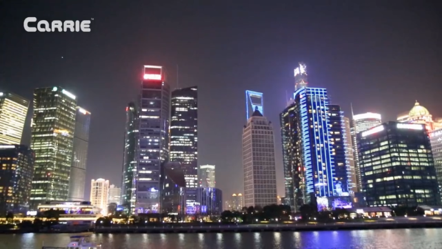 【爱丽去哪儿】上海黄浦江乘坐游览船观看外滩夜景