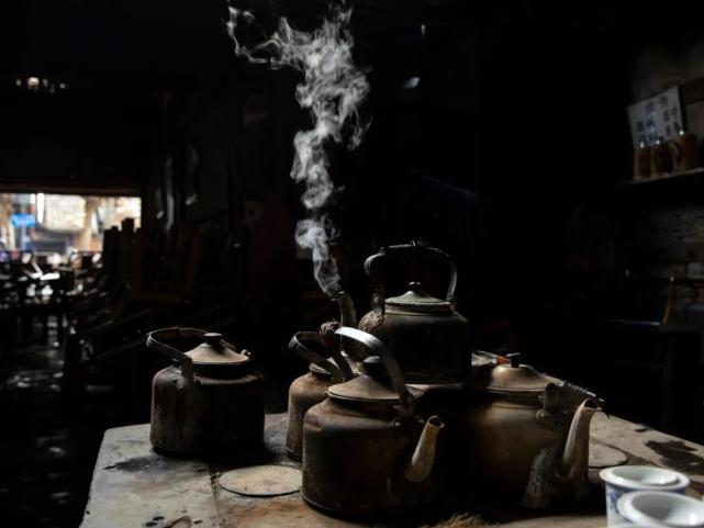 成都茶铺里,氤氲着时光,人生与家国