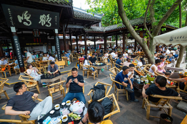 成都茶铺里,氤氲着时光,人生与家国