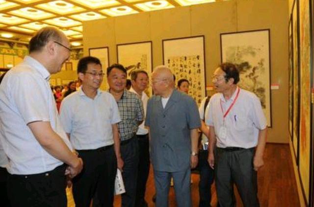 2014年4月,王克将军一行来到安徽宿州民俗艺术馆参观