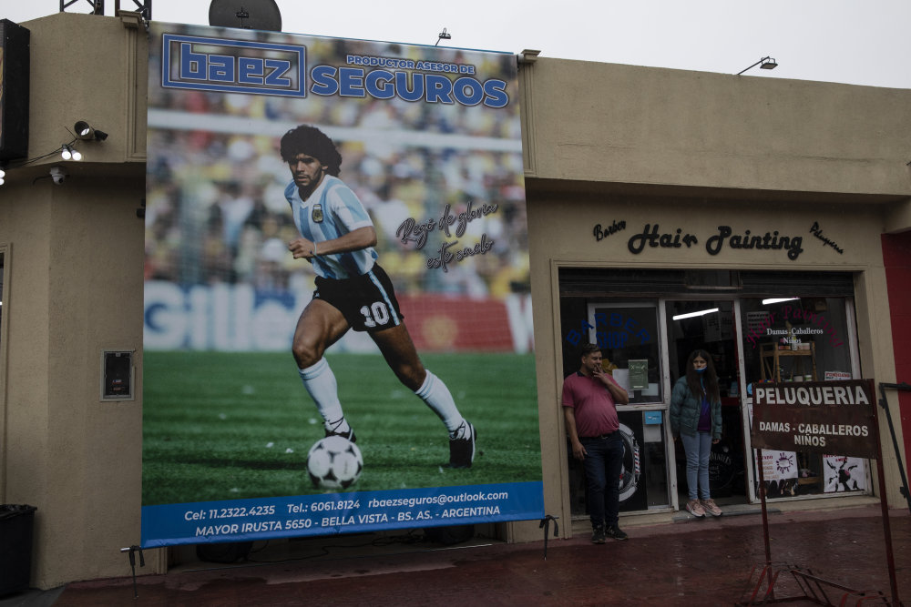 人们在阿根廷布宜诺斯艾利斯的阿根廷青年人球场为一个马拉多纳主题