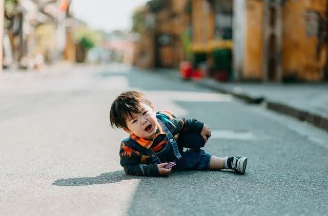 宝宝走路爱摔跤别怪鞋子可能是这里出了问题