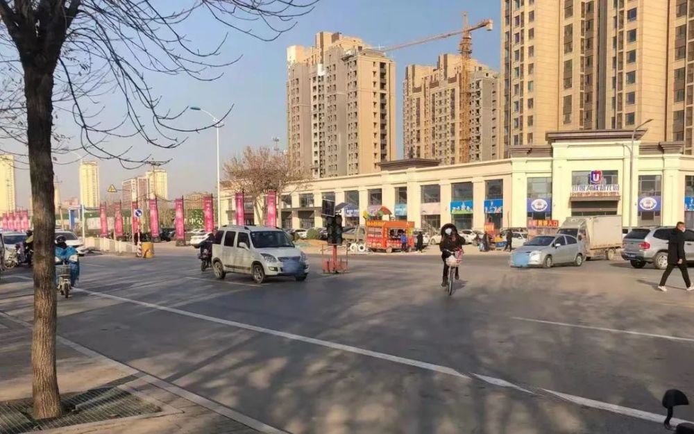 衡水市区南外环与滏东街路口:机动车频闯红灯 市民盼加强管理