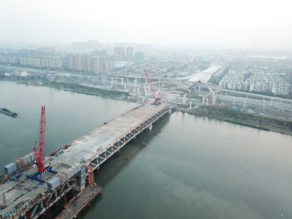 宁波城投所属的通投公司相关负责人介绍,目前大桥施工正按计划有序