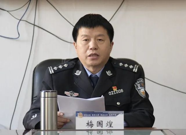 随后,梅国煌召集全所民警,辅警就党的十九届六中全