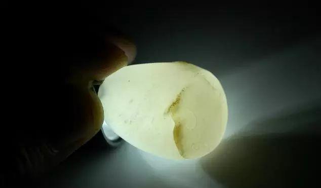 而且整体的颗粒呈现均匀分布状,没有大块的白棉存在,透明度强于和田玉