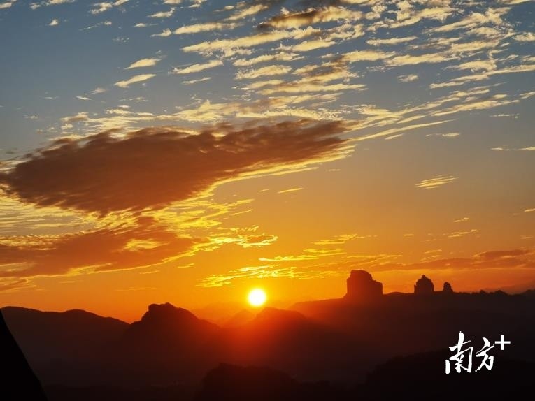每到黄昏之时,丹霞山就呈现霞光万丈景象,无数朵云通过太阳光的照射