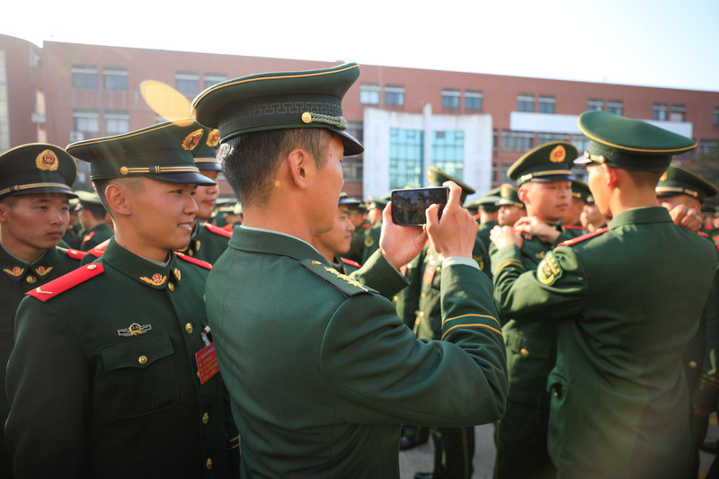 武警上海总队今天举行新兵授衔仪式