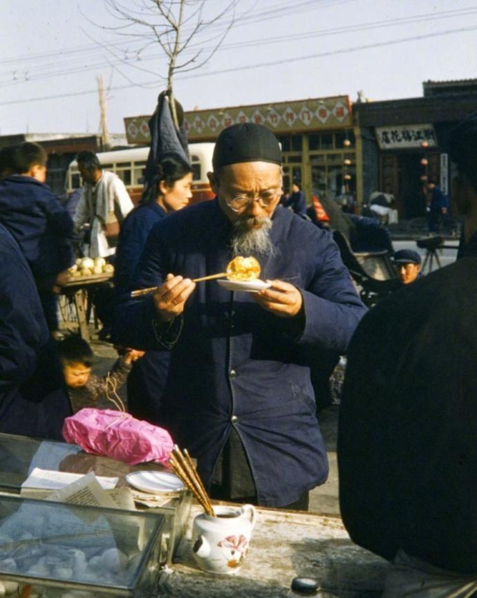 老照片:50年代北京街头的小吃,每一张都十分珍贵